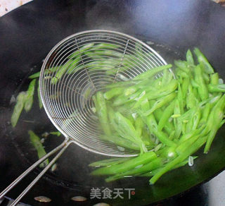 虾皮炒豆角丝的做法步骤：2