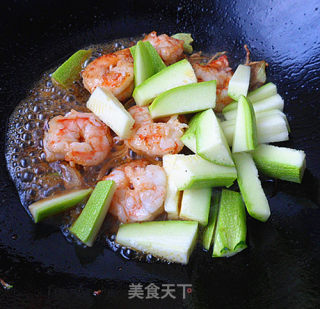 虾仁炒小西葫的做法步骤：6