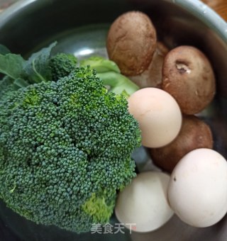 鸡蛋炒香菇西兰花的做法步骤：1