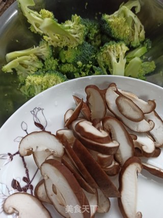 鸡蛋炒香菇西兰花的做法步骤：2