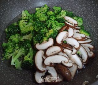鸡蛋炒香菇西兰花的做法步骤：4