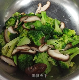 鸡蛋炒香菇西兰花的做法步骤：5