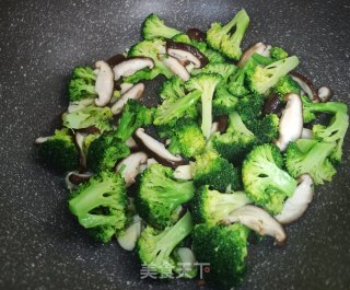 鸡蛋炒香菇西兰花的做法步骤：9