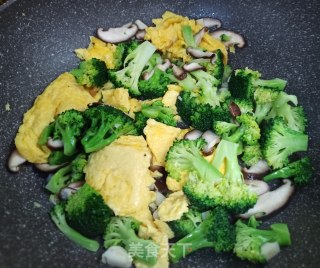 鸡蛋炒香菇西兰花的做法步骤：11