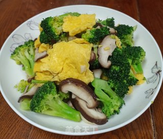 鸡蛋炒香菇西兰花的做法步骤：12
