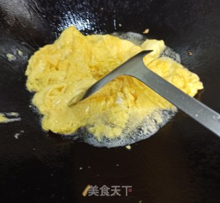 青椒胡萝卜丝姬菇炒鸡蛋的做法步骤：4