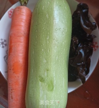 西葫芦胡萝卜炒木耳的做法步骤：1