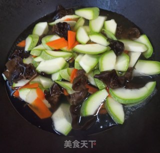 西葫芦胡萝卜炒木耳的做法步骤：4