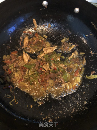 青椒鸡杂烧粉条的做法步骤：2