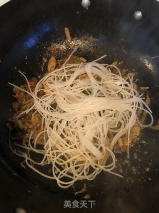 青椒鸡杂烧粉条的做法步骤：3