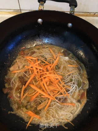 青椒鸡杂烧粉条的做法步骤：4