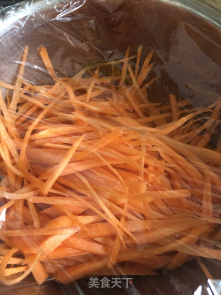 胡萝卜红肠炒饭的做法步骤：1