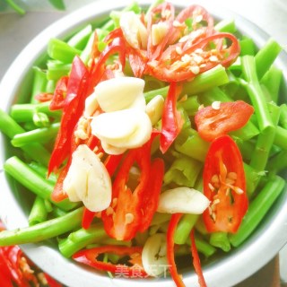 油渣炒空心菜梗的做法步骤：1