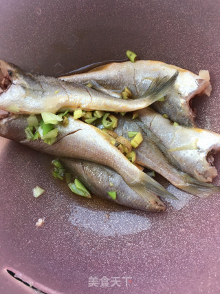 剁椒熬小黄花的做法步骤：4