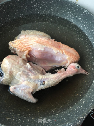 清炖鸽子的做法步骤：1