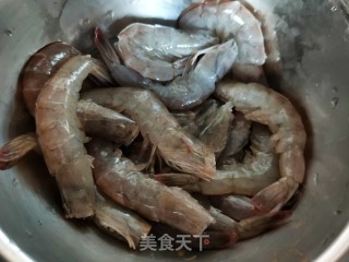 青虾炒辣椒的做法步骤：1