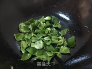 青虾炒辣椒的做法步骤：3