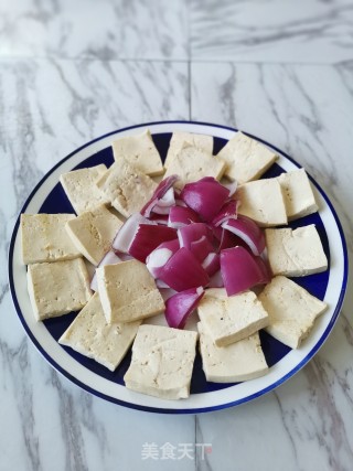 火麻仁洋葱烧豆腐的做法步骤：1