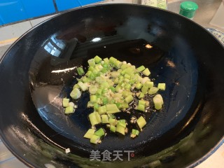 火麻仁洋葱烧豆腐的做法步骤：2