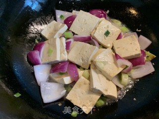 火麻仁洋葱烧豆腐的做法步骤：5