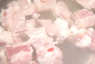 干锅排骨的做法步骤：1