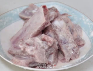 手抓排骨的做法步骤：1