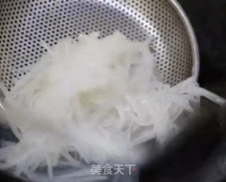 酸汤牛肉萝卜丝的做法步骤：2