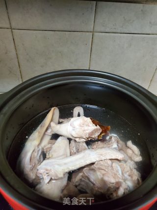 鸭肉山药芡实汤的做法步骤：4
