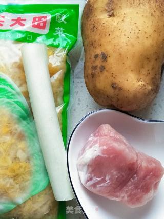 酸菜肉炒土豆丝的做法步骤：1