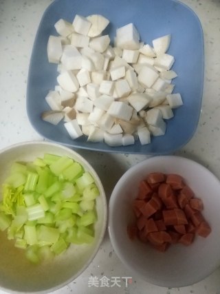 芹菜炒杏鲍菇的做法步骤：1