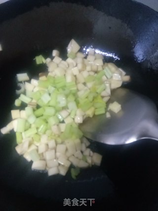 芹菜炒杏鲍菇的做法步骤：4