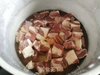 番茄土豆炖牛腩的做法步骤：1