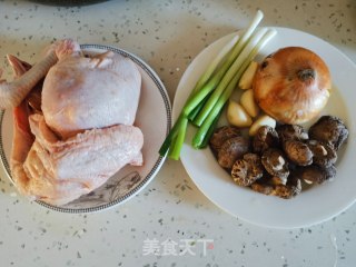 香菇焖鸡的做法步骤：1