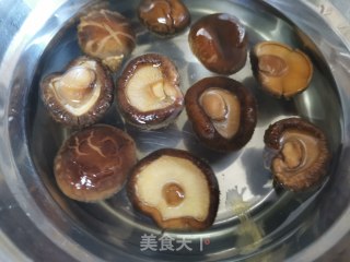 香菇焖鸡的做法步骤：2