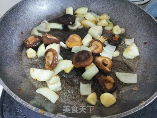 香菇焖鸡的做法步骤：9