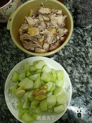 红烧鸡肉的做法步骤：2
