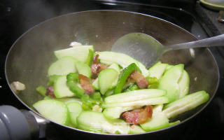 咸肉炒双瓜的做法步骤：5
