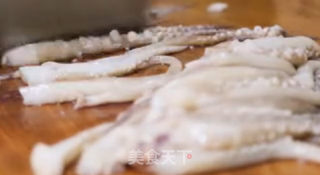 蒜薹鱿鱼须的做法步骤：1