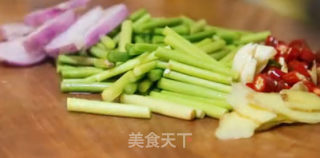 蒜薹鱿鱼须的做法步骤：2