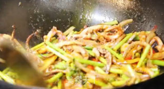 蒜薹鱿鱼须的做法步骤：5