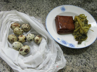 香干咸菜炒鹌鹑蛋的做法步骤：1
