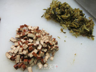 香干咸菜炒鹌鹑蛋的做法步骤：2