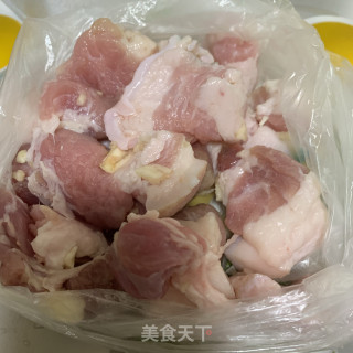 五花肉焖黄豆的做法步骤：2