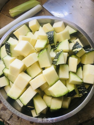 剁椒炒南瓜的做法步骤：1