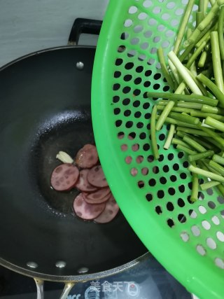 火腿炒蒜苔的做法步骤：5