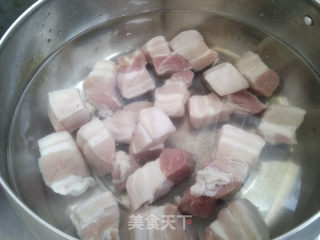 红烧五花肉莲藕的做法步骤：2