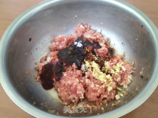 猪肉韭菜馅水饺的做法步骤：2