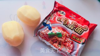 泡面香酥土豆球的做法步骤：1