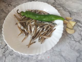 炒小鱼干的做法步骤：1