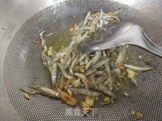 炒小鱼干的做法步骤：3